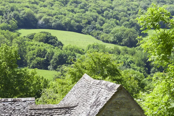 Green Hilly English Countryside Meadows Woodlands View Slate Roofs Summer — стоковое фото