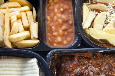 Donmuş, işlenmiş, hazır yapılmış gıdalar, patates cipsi, kıyma, lazanya siyah, plastik kaplar içinde oluşan seçimi. Mikrodalga yemekler ısınmaya hazır .