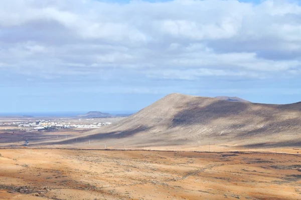 Luftaufnahme Des Trockenen Wüstentals Mit Vulkangipfeln Küstenort Einem Sommer Bewölkten — Stockfoto