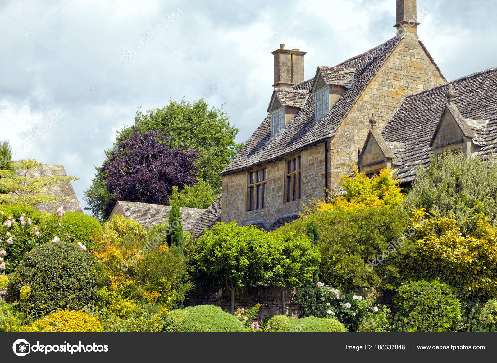 Secluded Lime Stone Cotswold House Slate Roof English Country Garden —  Stock Photo © Yolfran #188637846, image size:1600x1167