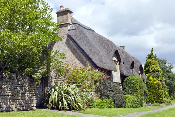 Village Path Charming Thatched Roof English House Rural Cotswold Countryside — стоковое фото