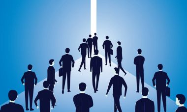 Umut kavramı. İş adamları yürüyor ileri parlak ışığa 