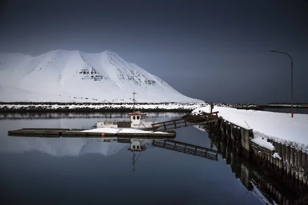 Peilikuvaus. Keskiyön vene . — kuvapankkivalokuva