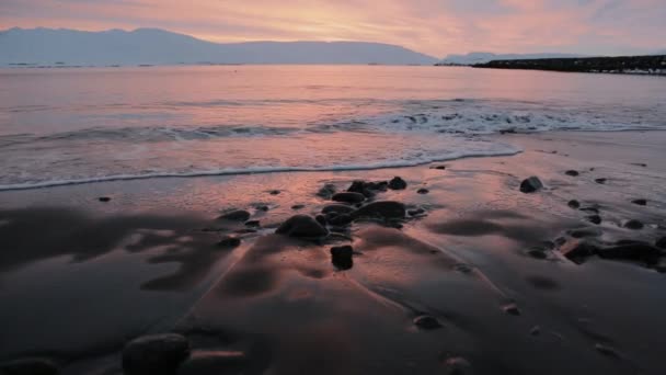 Рассвет на пляже в Исландии . — стоковое видео