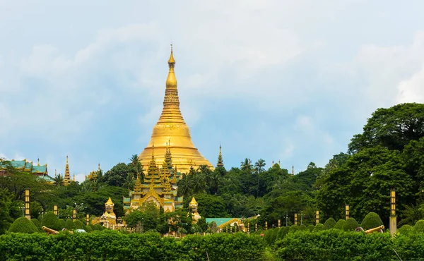 Shwedagon Pagoda ve gökyüzü olduğunu en kutsal Budist pagoda