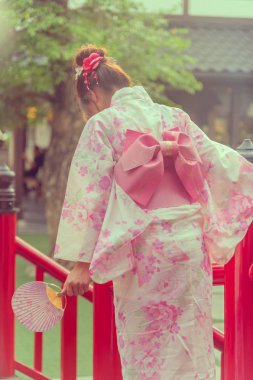 Japon kadınları geleneksel Kimono giymiş
