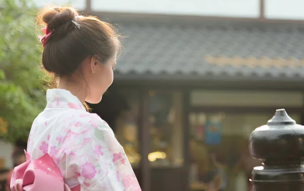 Japanische Frauen tragen traditionelle Kimonos — Stockfoto