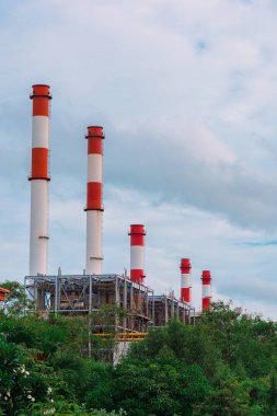 Elektrik santrali sanayi ve bulut gökyüzü