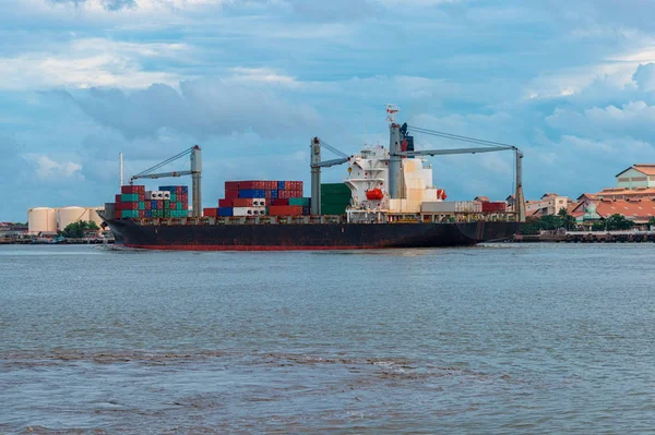 Kargo konteyner gemisi denizde