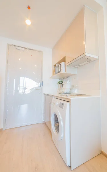 Modern mutfak ahşap zemin ve yumuşak renk