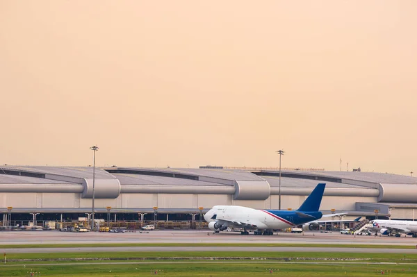 Letiště Suvarnabhumi Thajsko, letadla na odbavovací — Stock fotografie