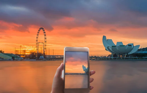 Singapur - 17 Temmuz 2017: Marina Bay, Singapur CI günbatımında