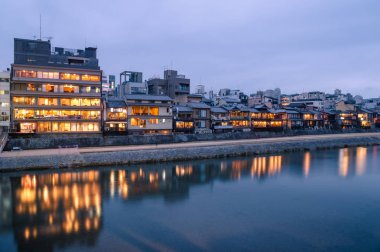Kyoto, Japonya - 28 Ocak 2018: Kamogawa Nehri Gion shijo istasyonu yakınında, gün batımı. Kyoto, Japonya