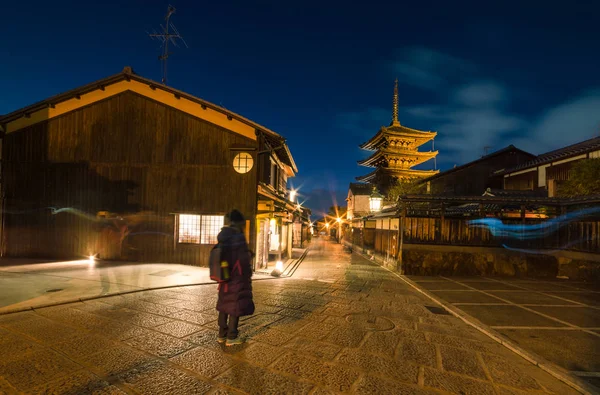 Turista Yasaka Pagoda Sannen Zaka Street Pôr Sol Kyoto Japão — Fotografia de Stock