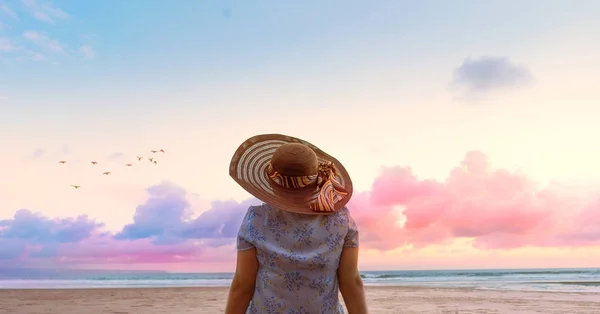 Relaksujące Kobieta Siedzi Plaży Patrząc Morze Niebo Kapelusza Marzyć Podróże — Zdjęcie stockowe