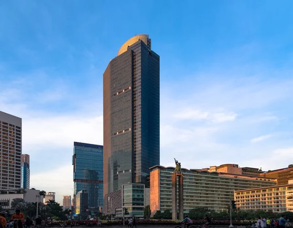 Cetral Jakarta adlı Bunderan Hi ve konuksever heykel, Grand Endonezya alışveriş merkezi yakınındaki ünlü dönüm noktası. Araba ücretsiz gündüz çekilmiş fotoğrafı