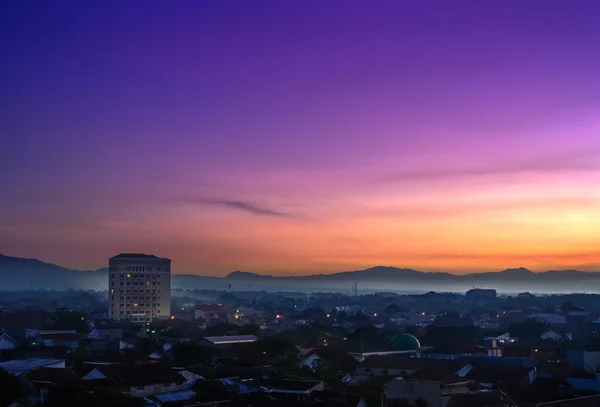 Banyumas regency, sabah güneş doğmadan önce Central Java şehirde Purwokerto dönüm noktası. Puslu sabah Cityscape havadan görünümü
