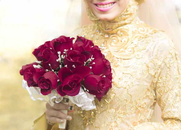 彼女の手は 赤いバラの花の束でウェディング ブーケを持って花嫁 — ストック写真