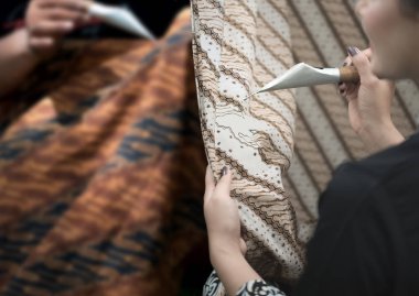 Batik boyama ve ağda işlemi el ile yapma geleneksel boyalı. Batik desen, sembol, giyim ve kumaş 2009 yılında Unesco tarafından dünya mirası haline gelmiştir.