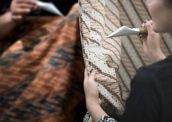 Batik boyama ve ağda işlemi el ile yapma geleneksel boyalı. Batik desen, sembol, giyim ve kumaş 2009 yılında Unesco tarafından dünya mirası haline gelmiştir.