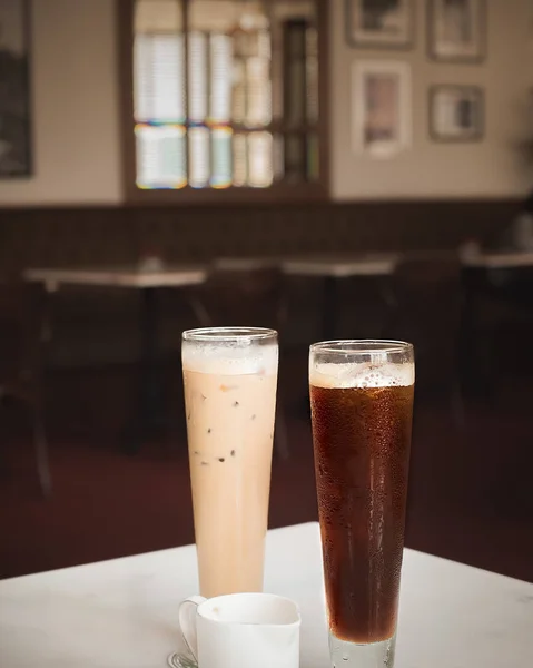 Siyah kahve luwak uzun bardak fincan latte boş kafe ya da restoran ile