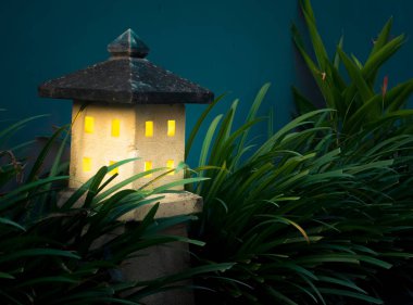 Karanlık Bahçe lambası Parlatıcı. Saray şekil Bahçesi lamba. Taş fener malzeme. Umut ve rehberlik kavramı