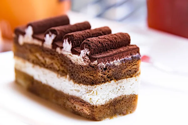 Bir dilim Tiramisu Pasta krema ve çikolata buzlanma rulo Cafe yaz. İtalyan tatlı kavramı.