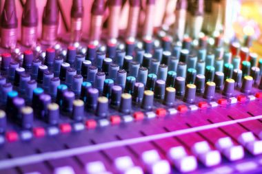 DJ ses karıştırma konsol. Gece kulübü parti ses müzik karıştırıcı. Seçici odak.