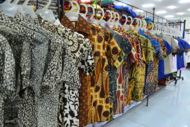 Çeşitli Batik kumaş mağaza satış asılı. Batik desen, sembol, giyim ve kumaş 2009 yılında Unesco tarafından dünya mirası haline gelmiştir