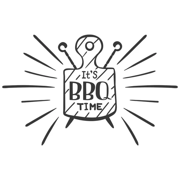 C'est l'heure du barbecue. Logo Hipster et emblème d'un barbecue restaurant sur fond de planche à découper et brochettes. Modèles vectoriels isolés sur fond blanc. Steak house restaurant menu design ele — Image vectorielle