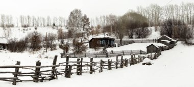 Köyün Centennial evde. Rusya, Altay bölgesi.