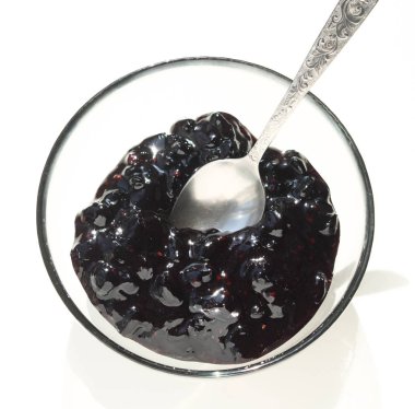 Çay kaşığı ile bir fincan hanımeli reçel