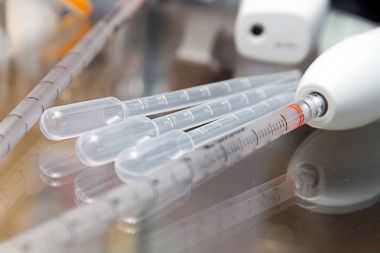 Tıbbi laboratuar ekipmanları, analiz sistemleri.