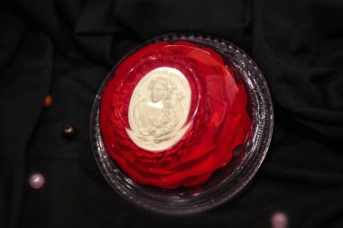 Bir çiçek şeklinde ev yapımı jöle