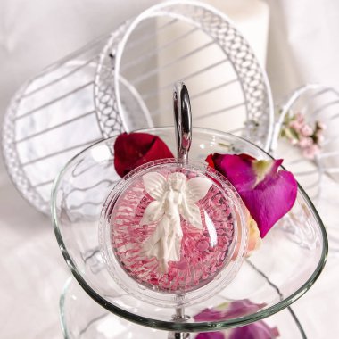 Bir çiçek şeklinde ev yapımı jöle