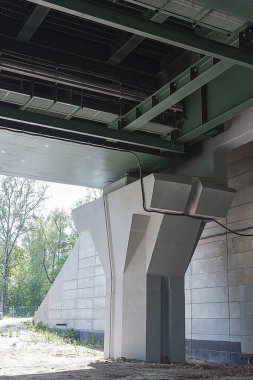 Yolu köprüsü. Beton köprü destek