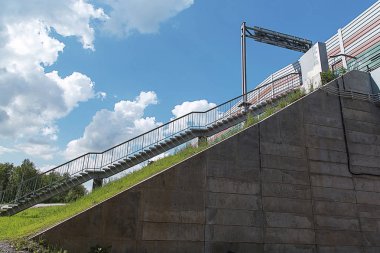 Yolu köprüsü. Beton köprü destek