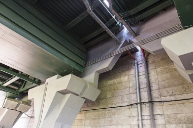 Yolu köprüsü. Beton köprü destek