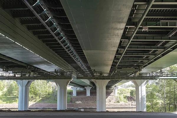 Verkeersbrug. Betonnen brug ondersteuning — Stockfoto