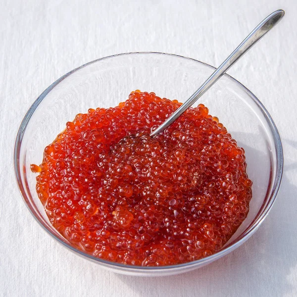 Caviar rojo. Jarrón con caviar rojo — Foto de Stock