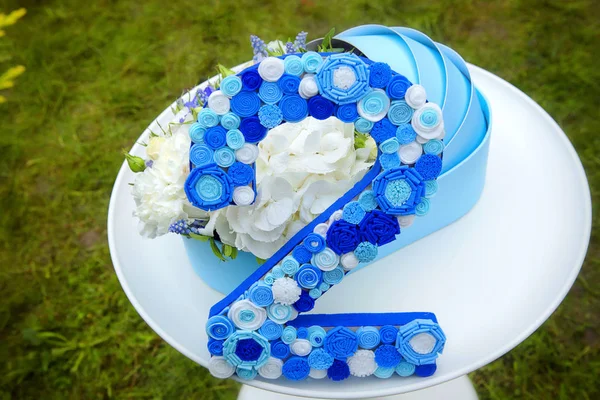 Yumuşak beyaz ve mavi renklerde bir çocuk doğum günü 2 yıl eski güzel dekorasyon