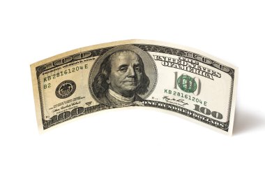 Beyaz arka planda 100 dolar fatura.