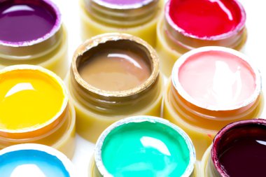 Polimer jel boya cilası, beyaz bir arka plan üzerinde çivi uygulamak için fırça