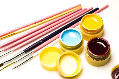 Polimer jel boya cilası, beyaz bir arka plan üzerinde çivi uygulamak için fırça