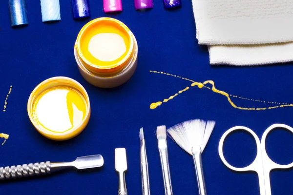 Gereedschap voor manicure, gel nagel kleur geel, rommelig werpen foreman aan de blauwe tafel. Resistente — Stockfoto