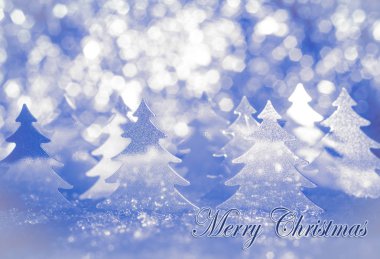 Noel kartı için selamlar. Merry kelimelerle mavi tonlarında karda stilize köknar 