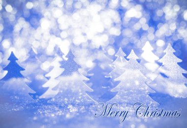 Noel kartı için selamlar. Merry kelimelerle mavi tonlarında karda stilize köknar 