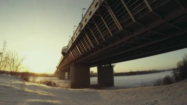 silah, yolu köprüsü çerçeve yapımında Sunset'teki kamera yakınlaştırır aralığı