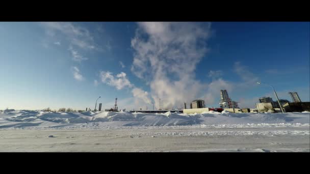 Qualidade vídeo timelapse refinaria tubo no fundo do céu azul brilhante. período de tempo — Vídeo de Stock