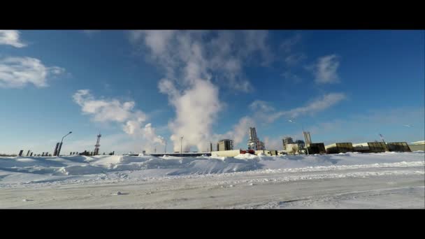 Qualidade vídeo timelapse refinaria tubo no fundo do céu azul brilhante. período de tempo — Vídeo de Stock